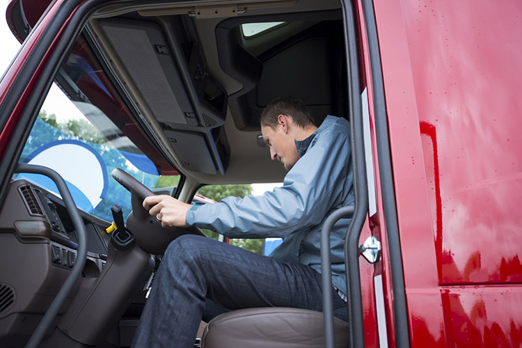 4 safety tips to avoid trucking accidents